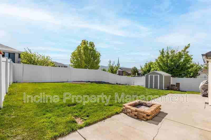 702 Durham Dr - Photo 3 of 25