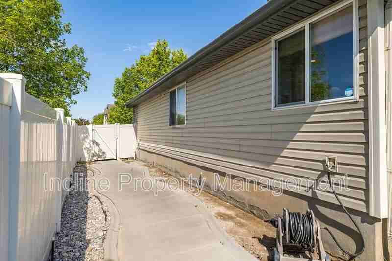 702 Durham Dr - Photo 4 of 25