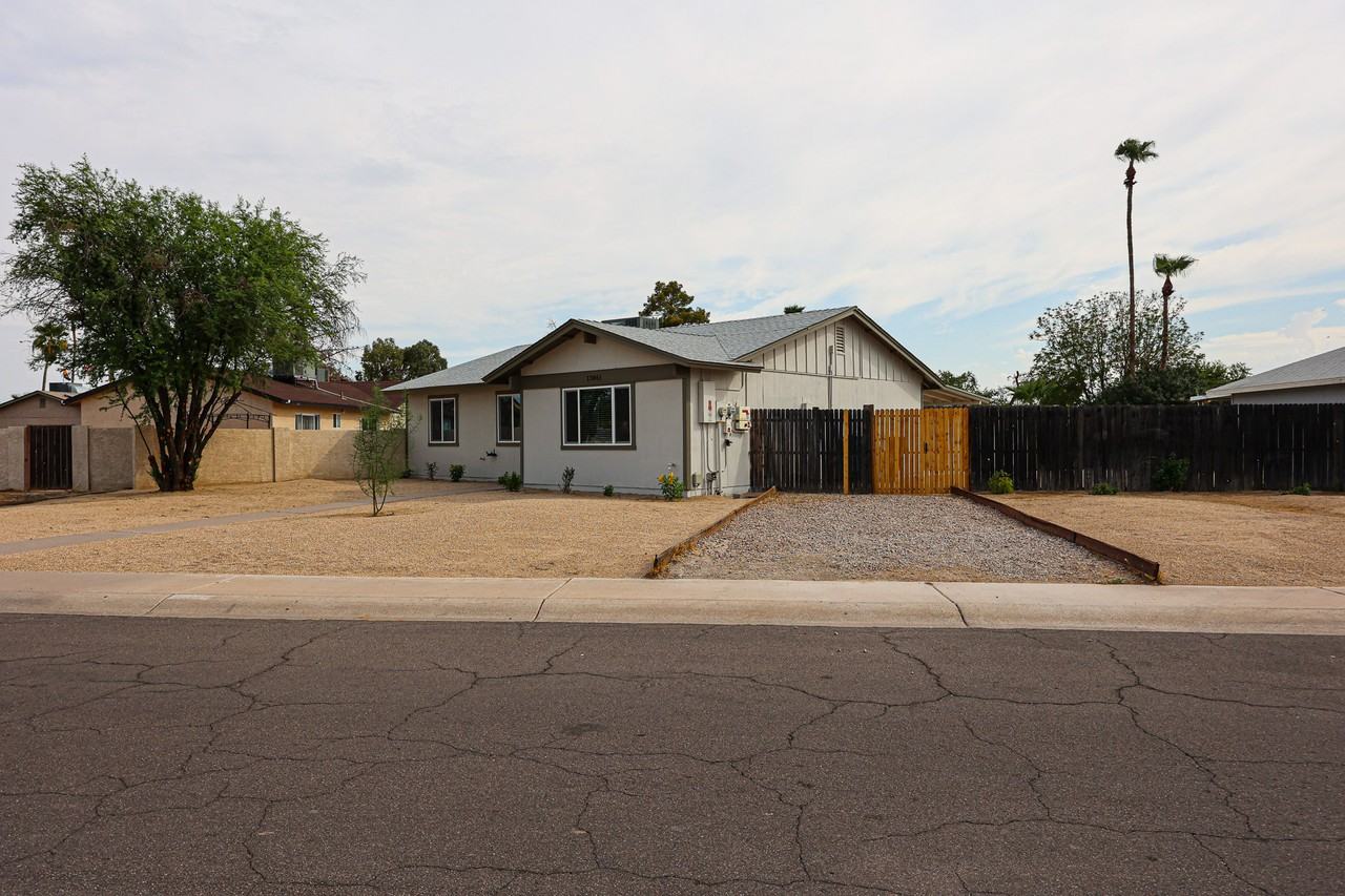 13861 N 48th Ave - Photo 3 of 30