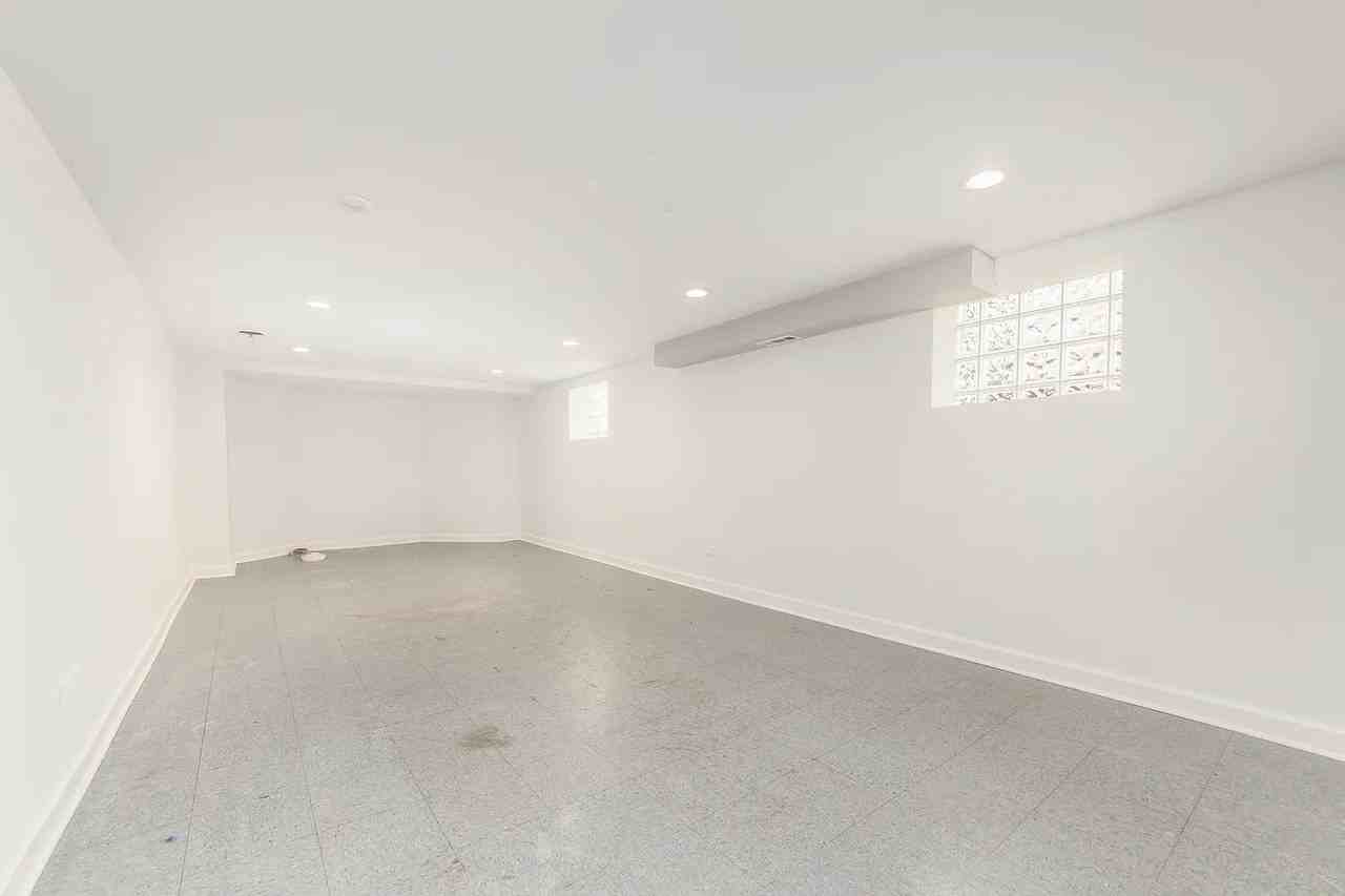 5158 W Carmen Ave - Photo 6 of 17