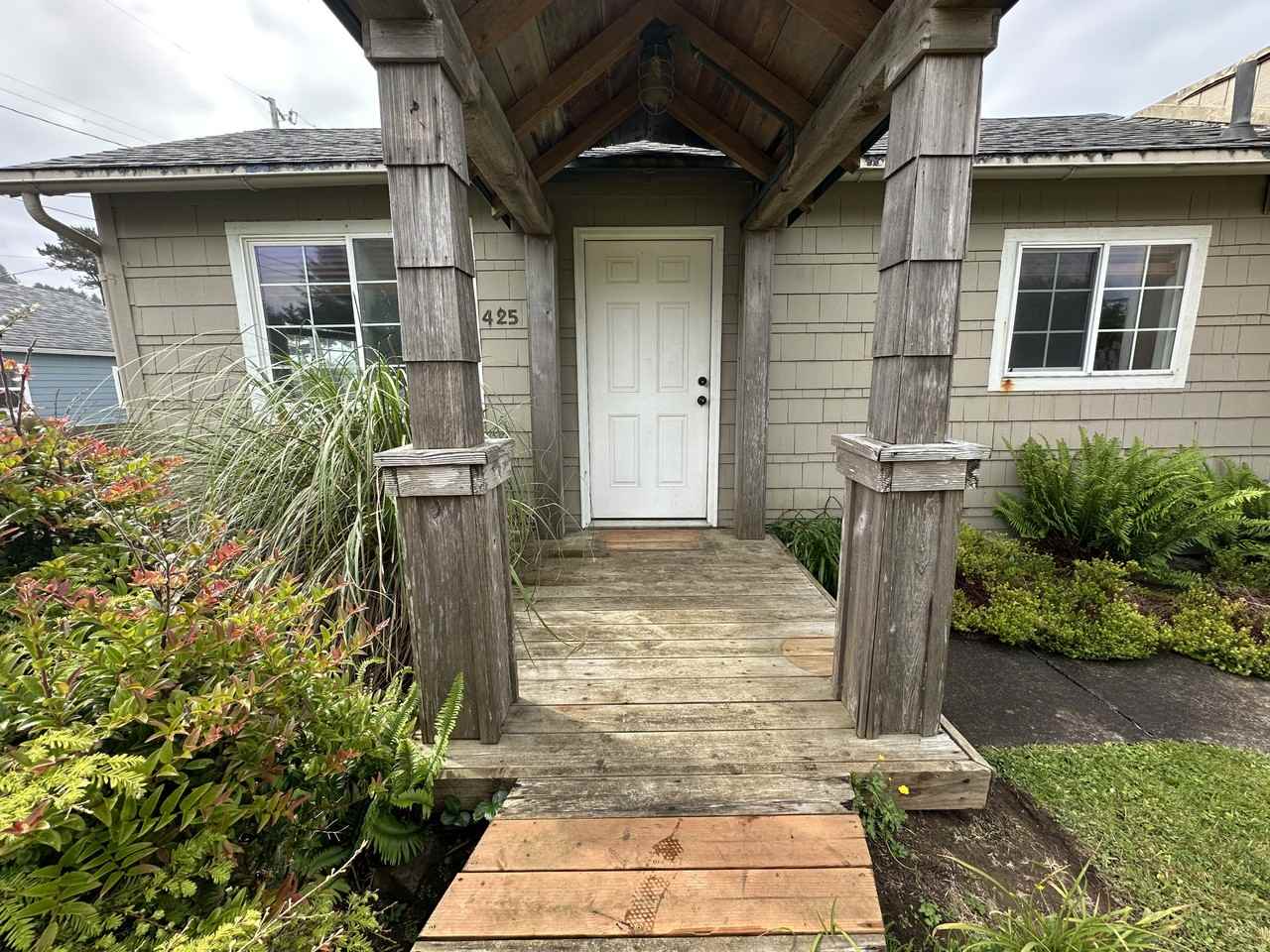 425 Nw Siletz Ave - Photo 2 of 9
