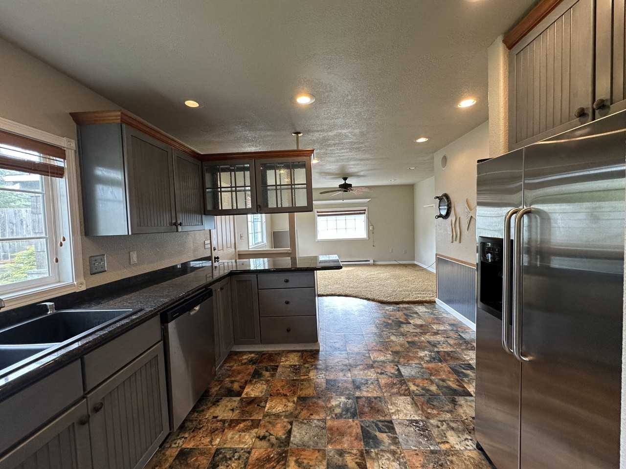 425 Nw Siletz Ave - Photo 4 of 9