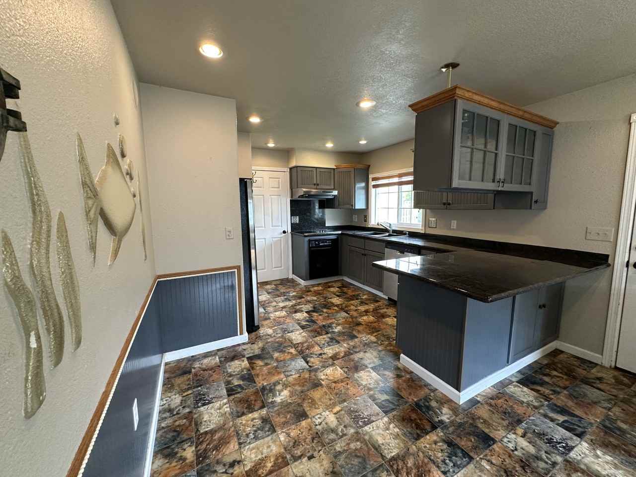 425 Nw Siletz Ave - Photo 5 of 9