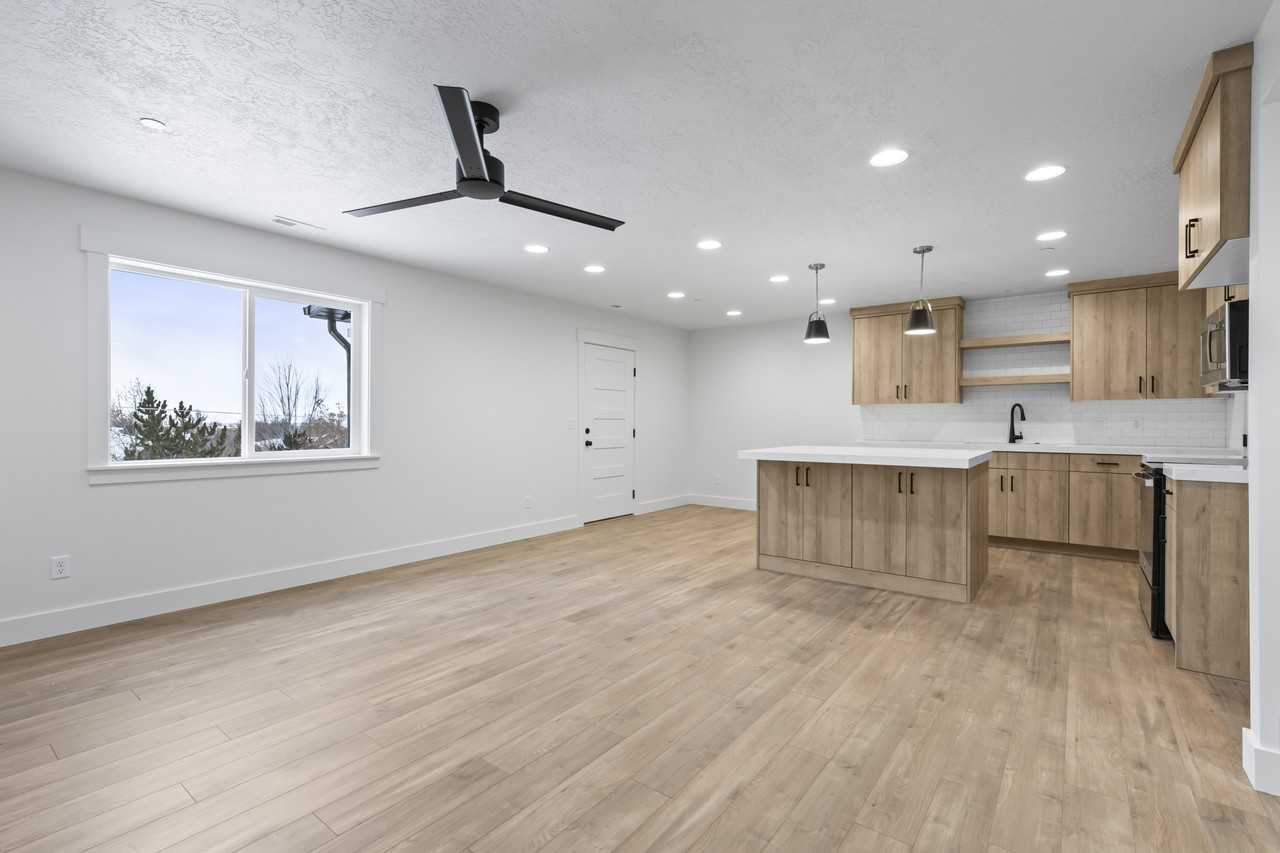 2218 Sw #D - Photo 2 of 14