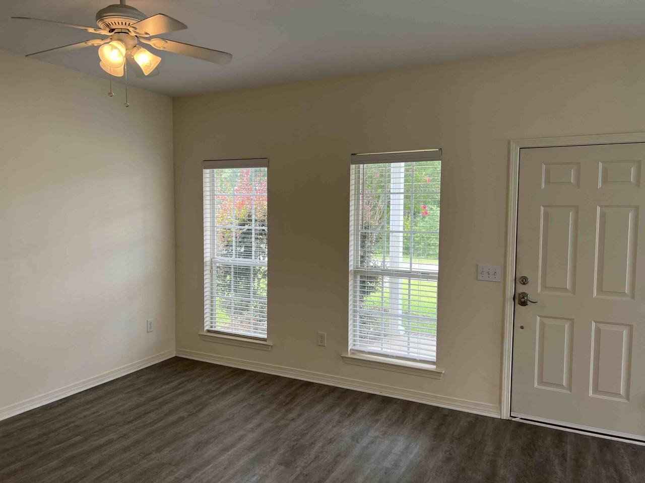 33213B Stables Dr - Photo 4 of 9