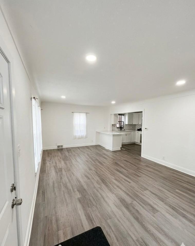 3550 Logan Ave N - Photo 5 of 30