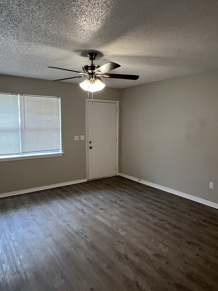 513 Redwood Dr - Photo 3 of 20