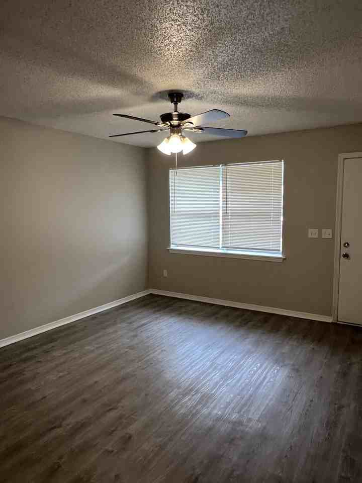 513 Redwood Dr - Photo 4 of 20