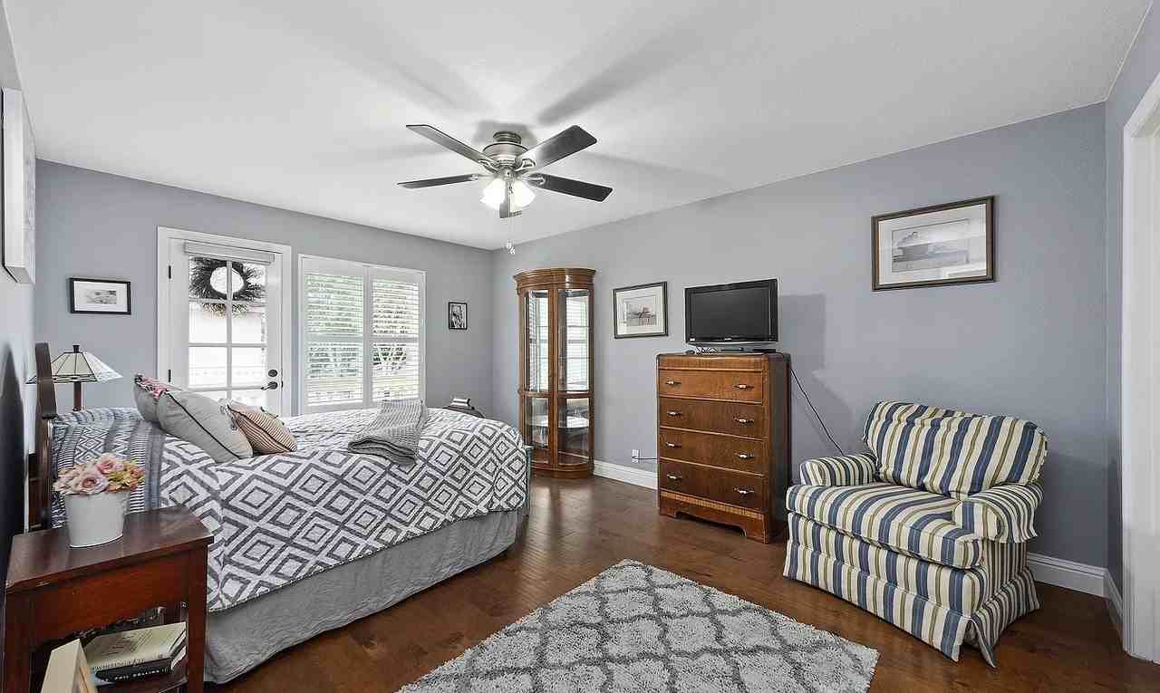 130 Baroni Ave - Photo 3 of 8