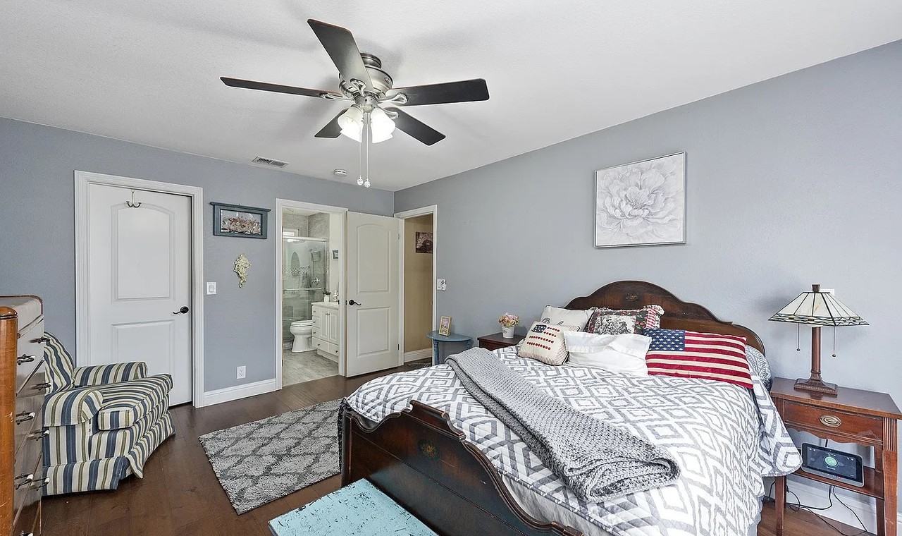 130 Baroni Ave - Photo 4 of 8