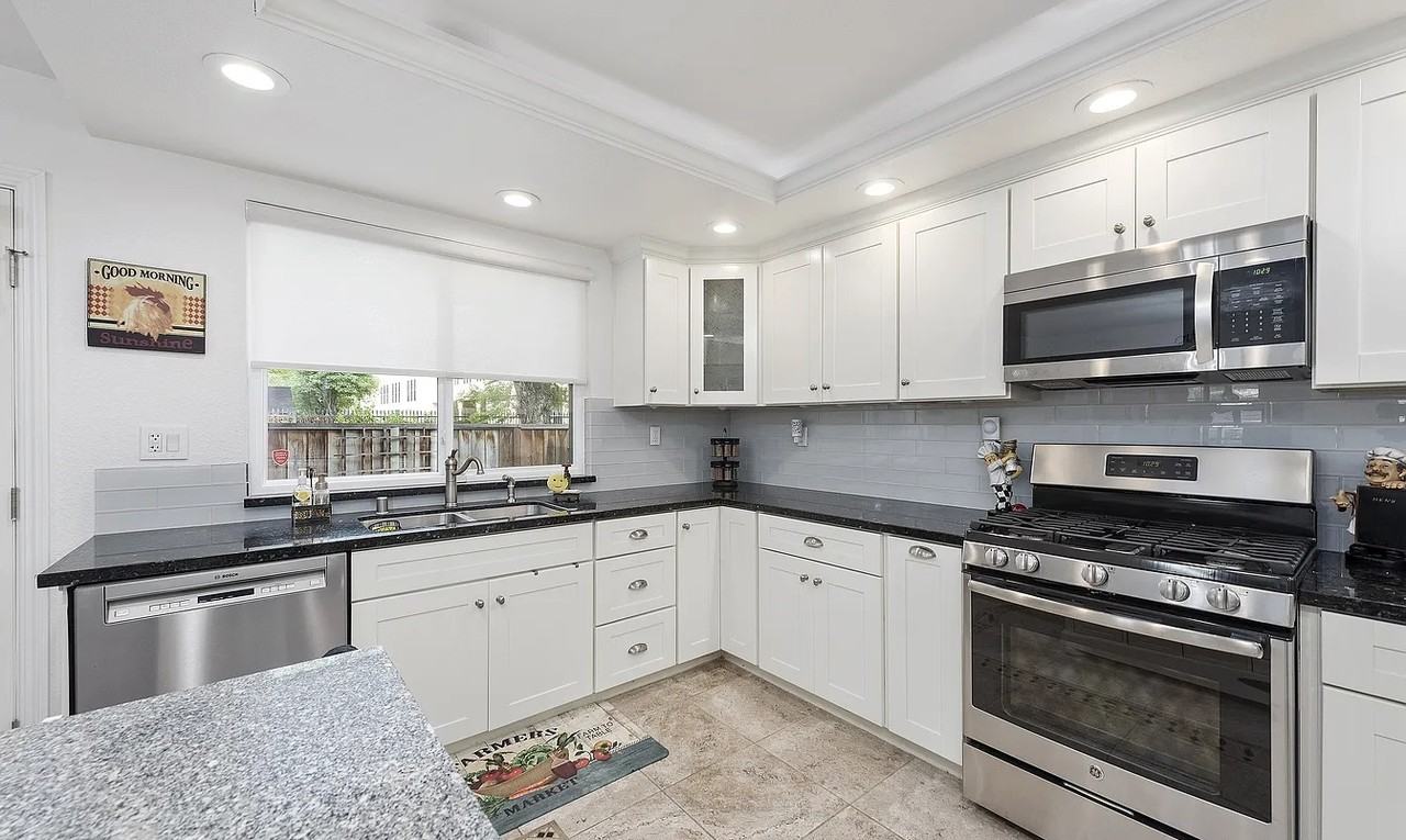 130 Baroni Ave - Photo 5 of 8