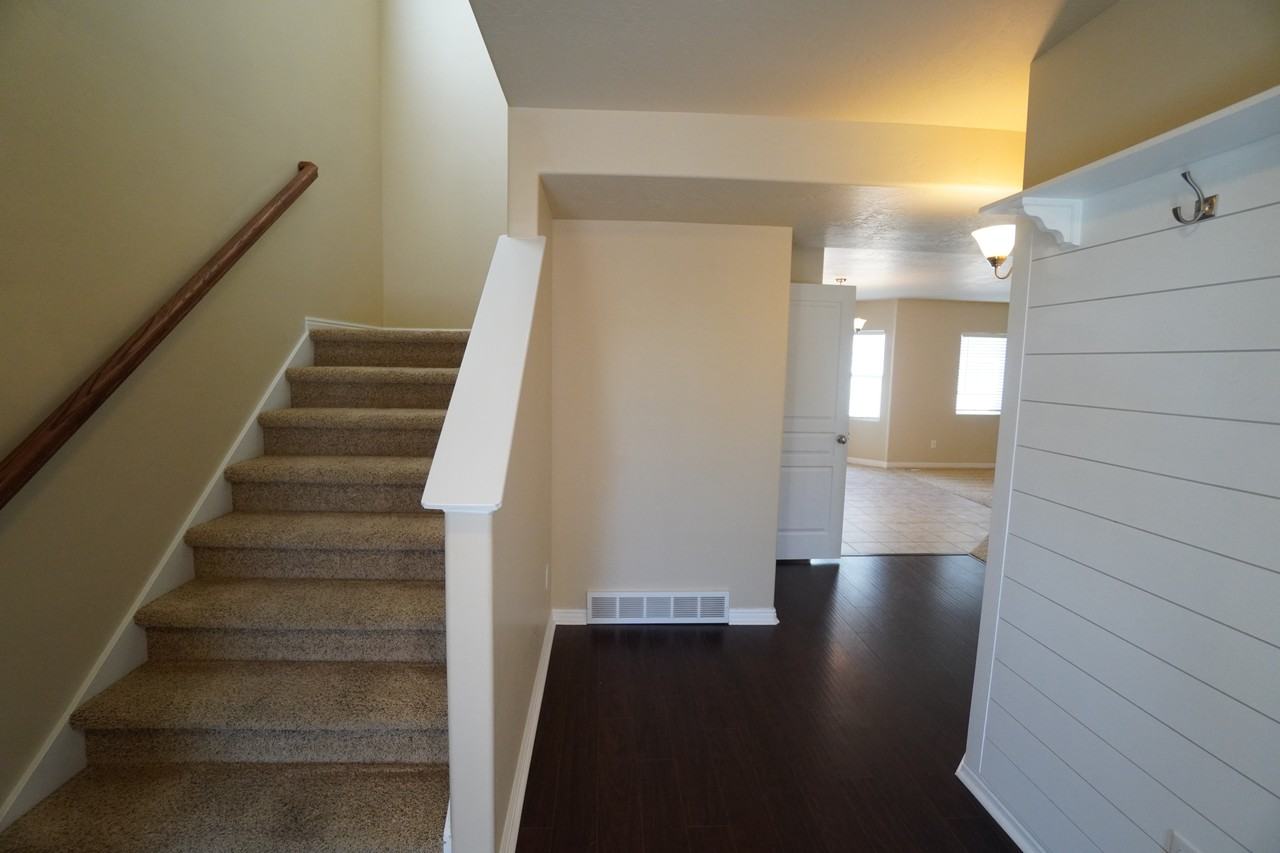 883 S Daisy Dr - Photo 4 of 47