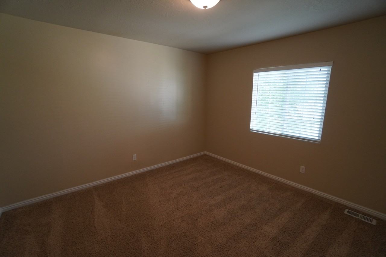 883 S Daisy Dr - Photo 7 of 47