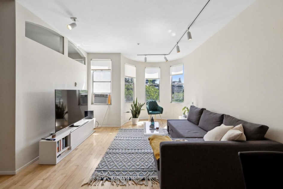 425 Alma St - Photo 4 of 19