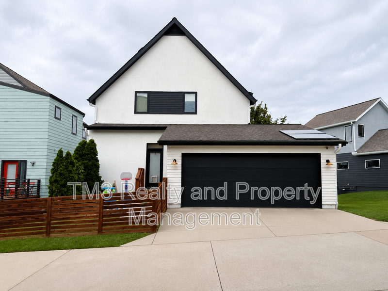 2436 Forest Ave - Photo 2 of 50