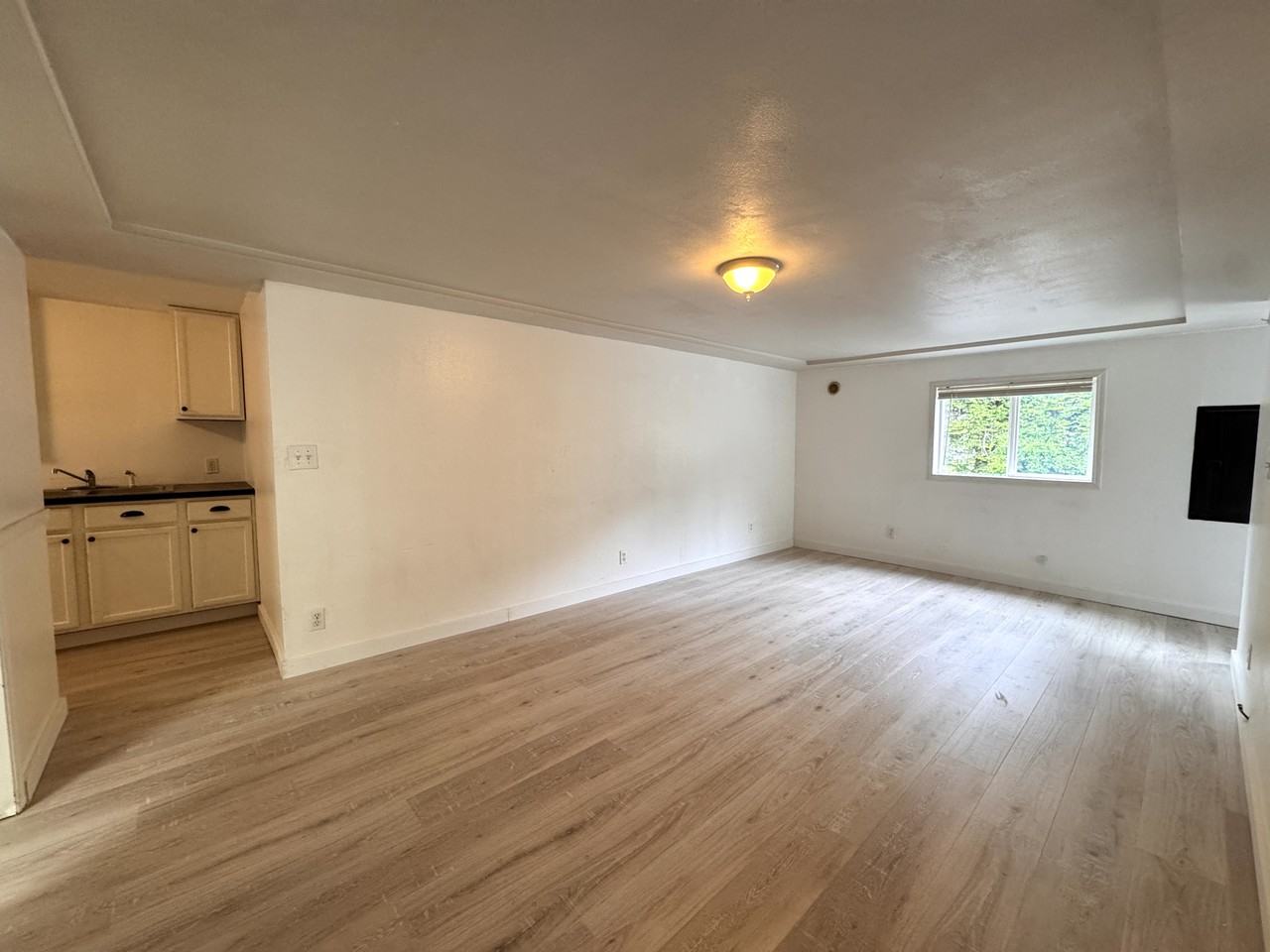 1409 W Railroad Ave #A - Photo 4 of 9