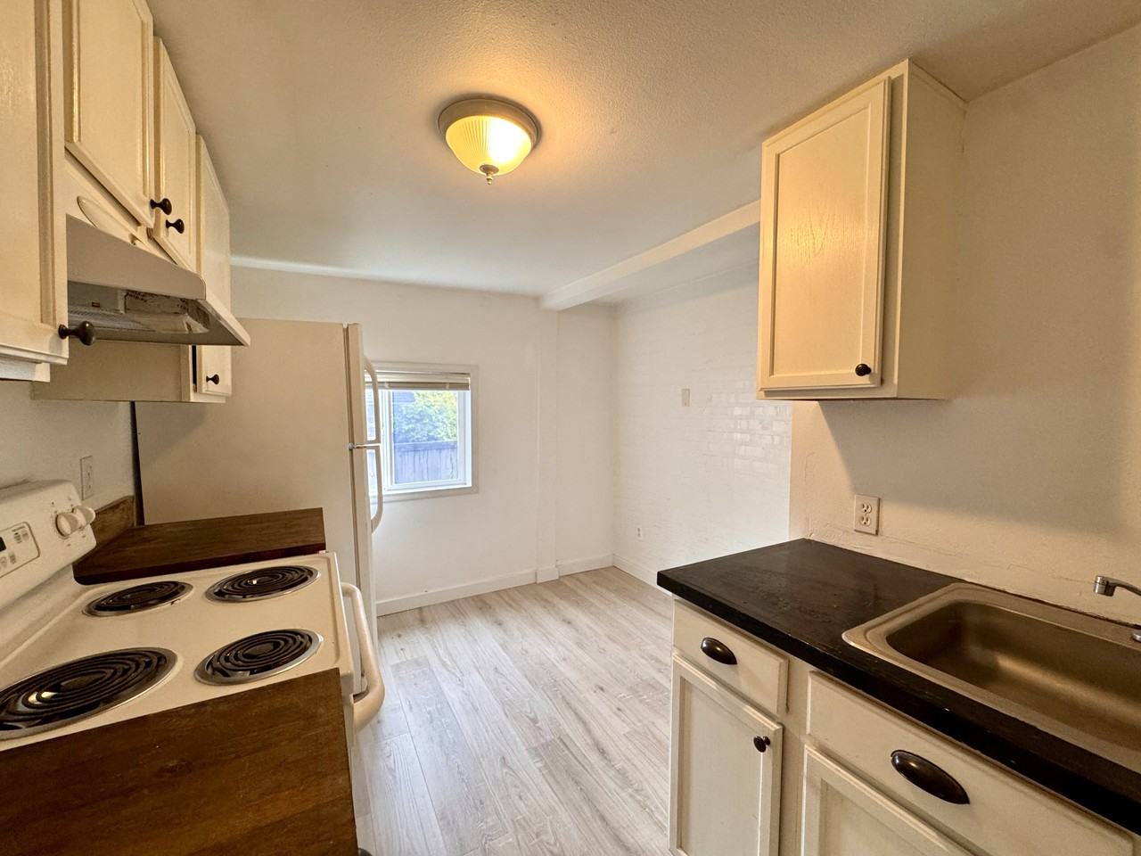 1409 W Railroad Ave #A - Photo 6 of 9