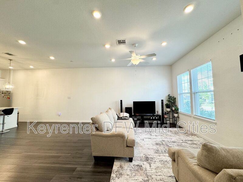 9927 Tolbert St - Photo 3 of 19