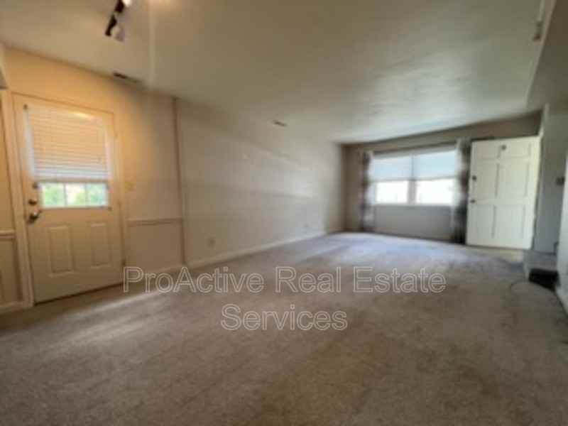 3021 Luxembourg Ave - Photo 4 of 22