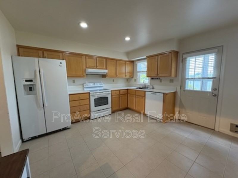 3021 Luxembourg Ave - Photo 6 of 22