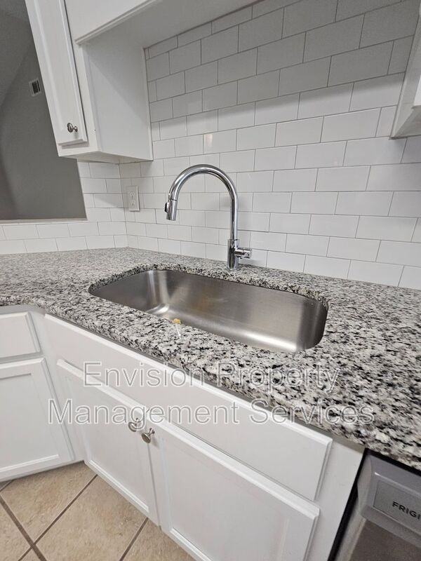 479 Lakeshore Dr - Photo 4 of 28