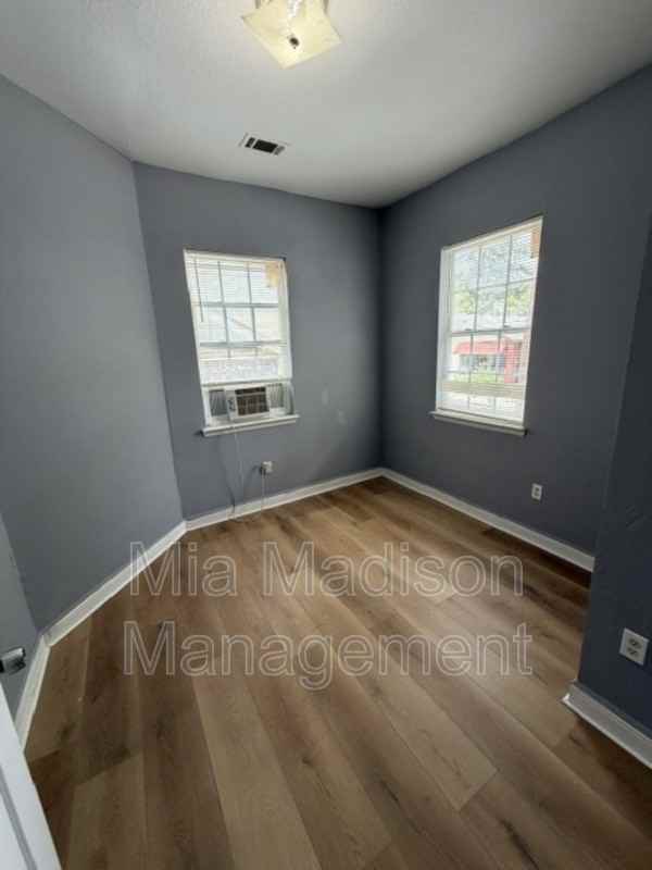 723 W 42nd St - Photo 3 of 11