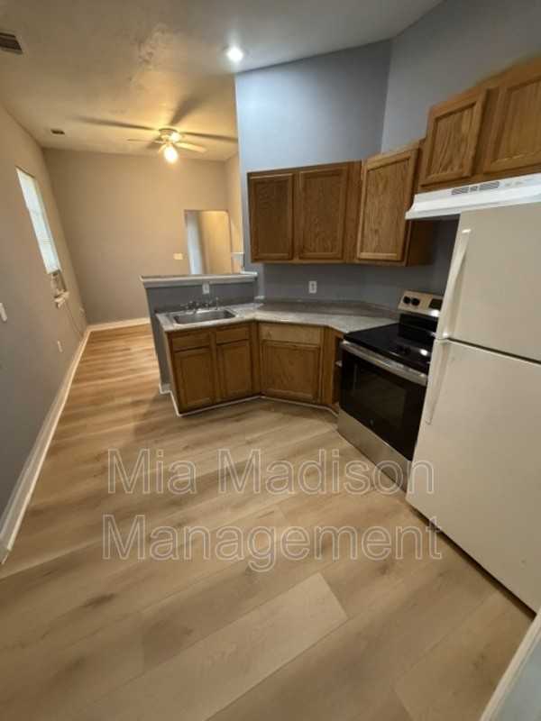723 W 42nd St - Photo 7 of 11