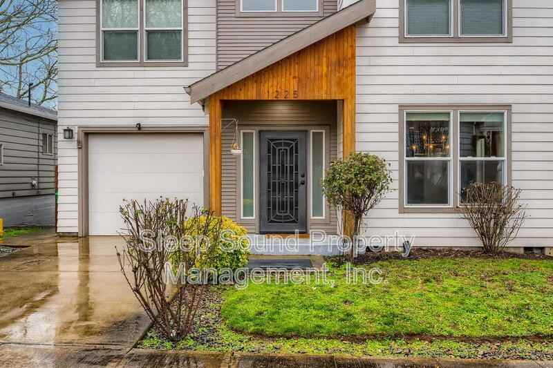 1225 Ne Holland St - Photo 2 of 28