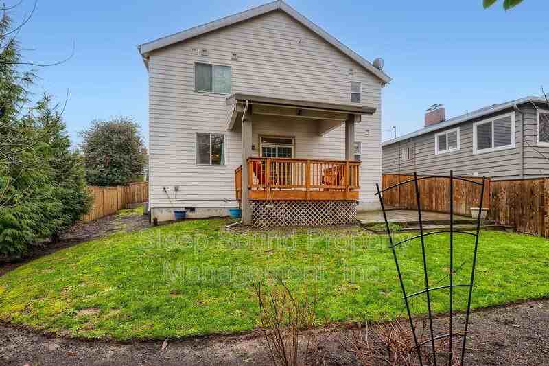1225 Ne Holland St - Photo 5 of 28