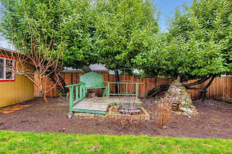 1225 Ne Holland St - Photo 6 of 28