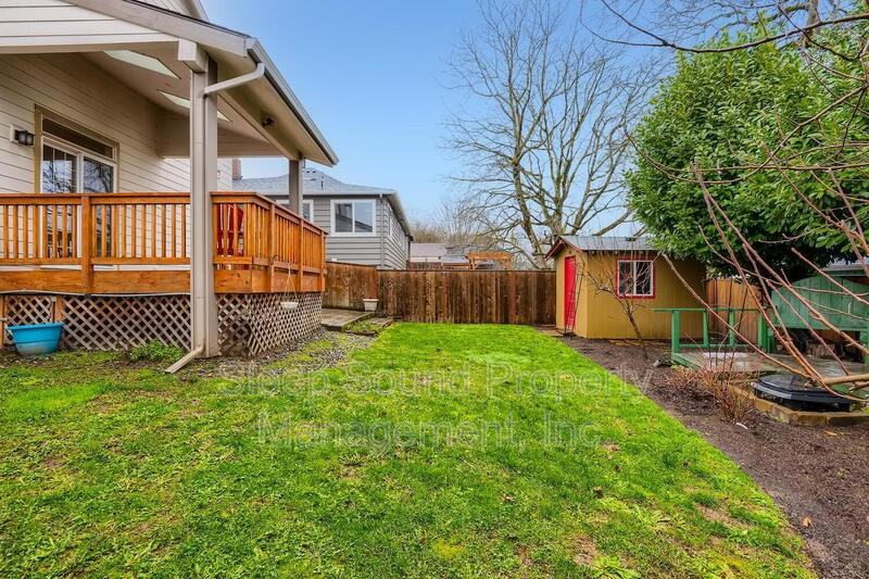 1225 Ne Holland St - Photo 7 of 28