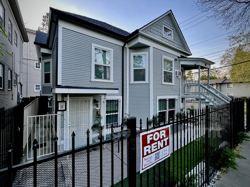 716 14th St #B - Photo 2 of 18
