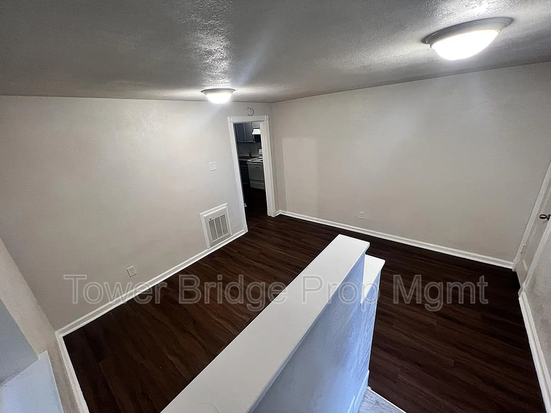 716 14th St #B - Photo 3 of 18
