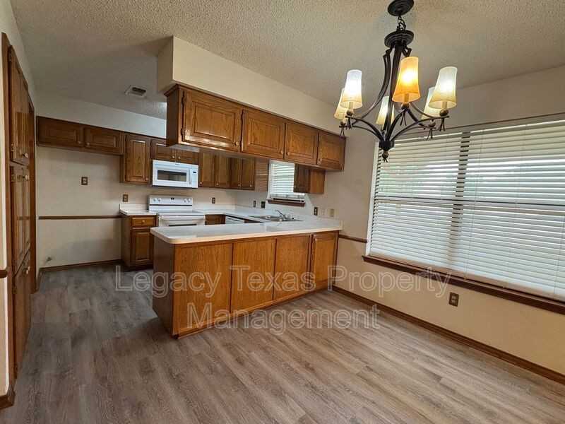 1203 Stonelake Dr - Photo 2 of 22