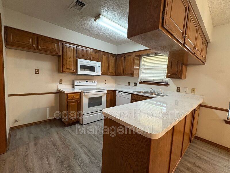 1203 Stonelake Dr - Photo 3 of 22