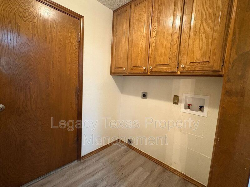 1203 Stonelake Dr - Photo 4 of 22