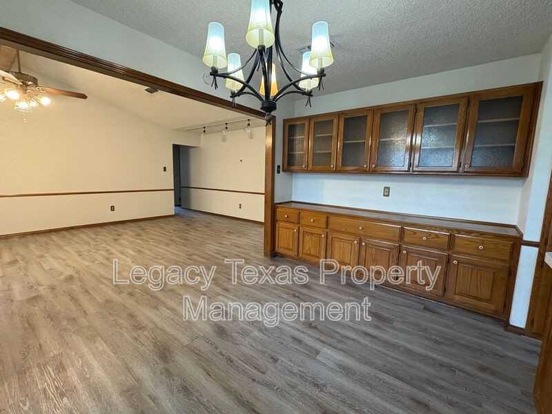 1203 Stonelake Dr - Photo 5 of 22