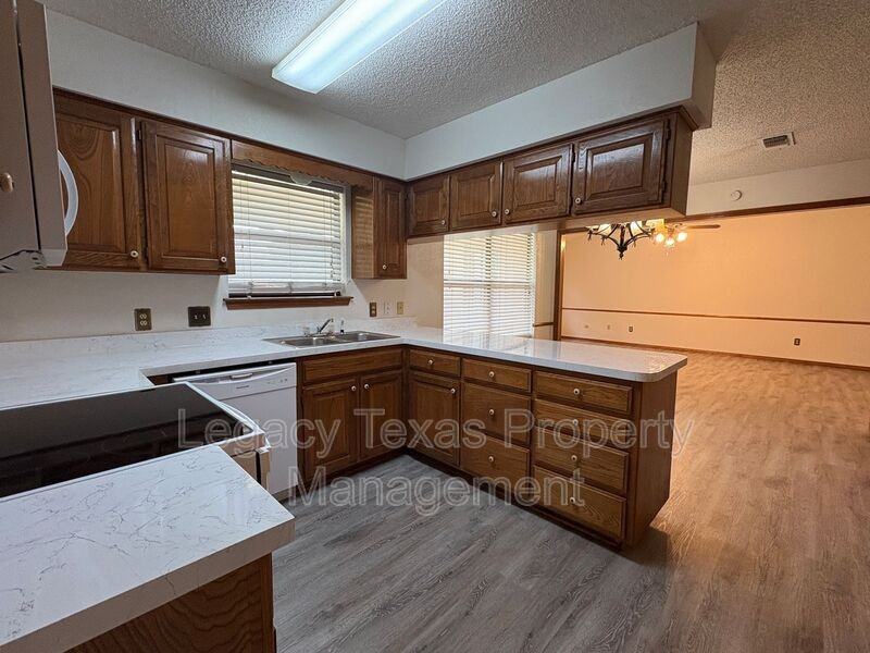 1203 Stonelake Dr - Photo 6 of 22