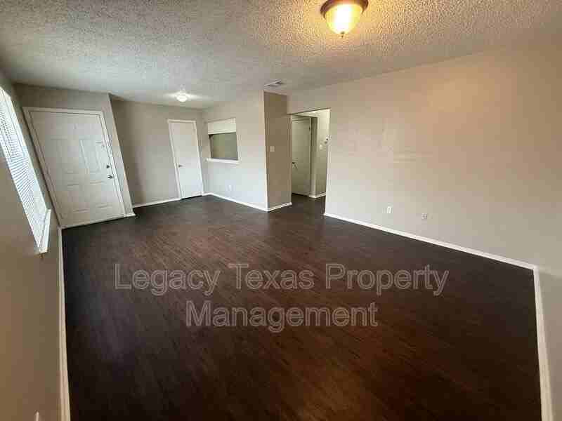 1704 Short St #C - Photo 3 of 24