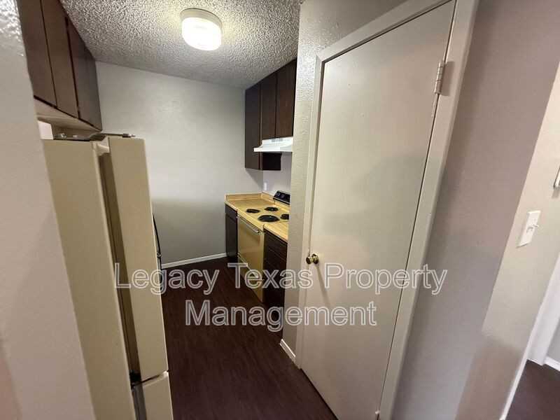 1704 Short St #C - Photo 6 of 24