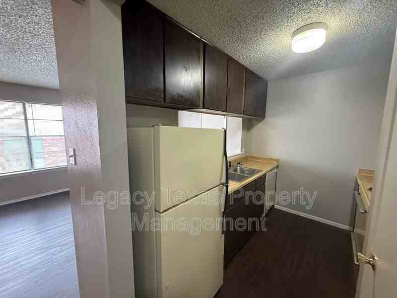 1704 Short St #C - Photo 7 of 24