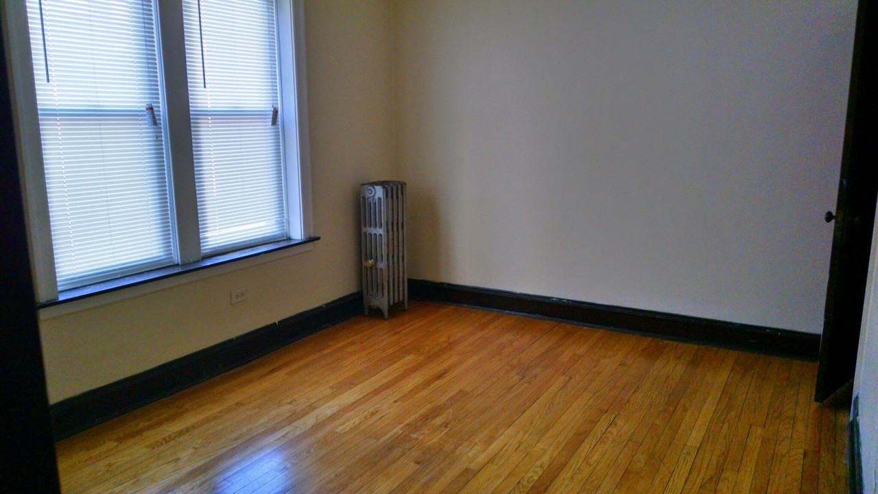 4850 W Henderson St #2N - Photo 3 of 4