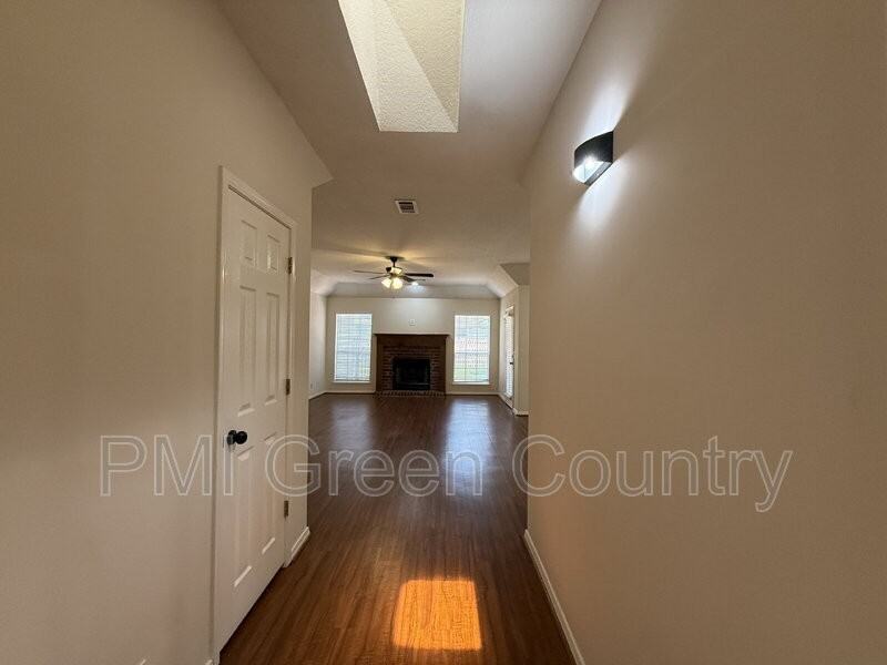 1800 W Jefferson St - Photo 4 of 18