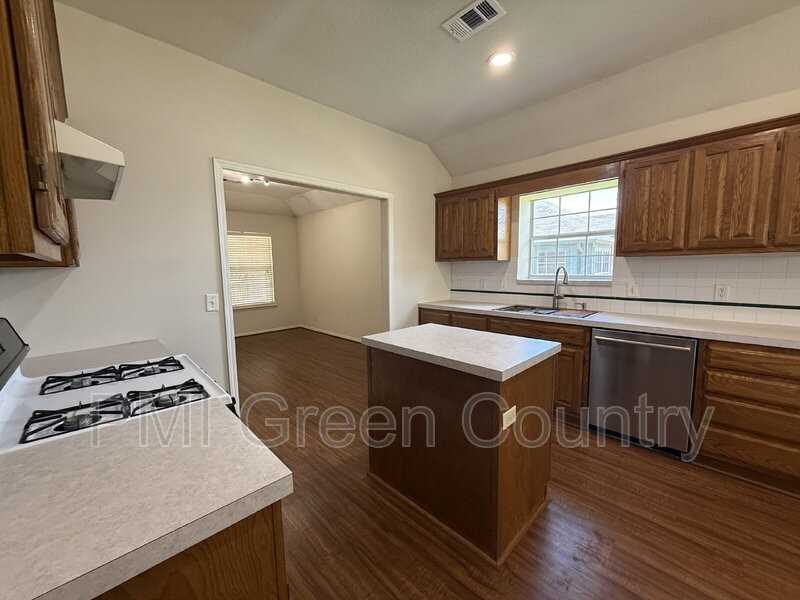 1800 W Jefferson St - Photo 5 of 18