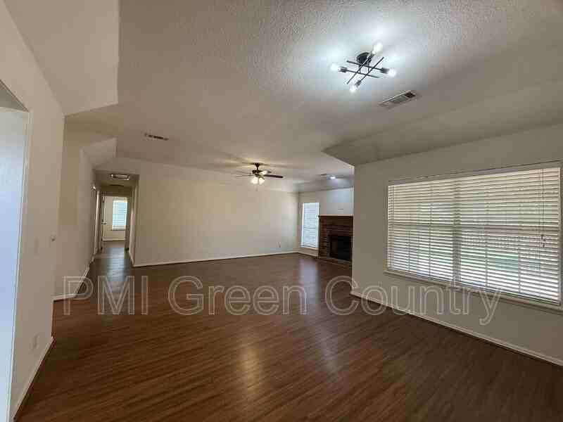 1800 W Jefferson St - Photo 7 of 18