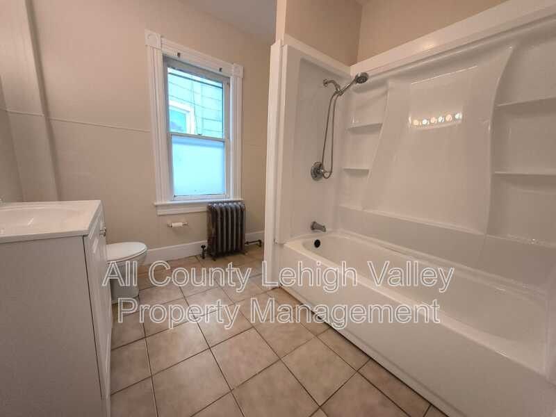 1507 Washington St - Photo 4 of 8