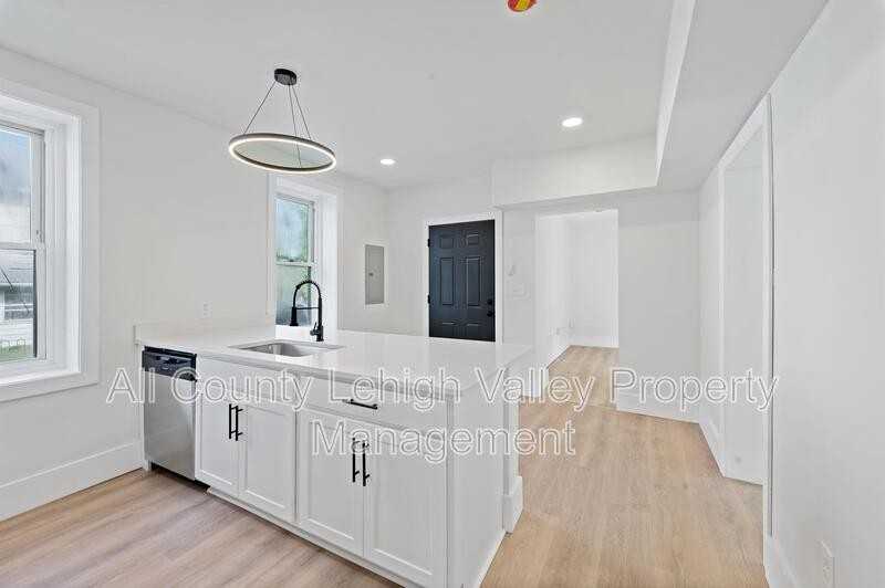 122 E Goepp St #1 - Photo 3 of 10
