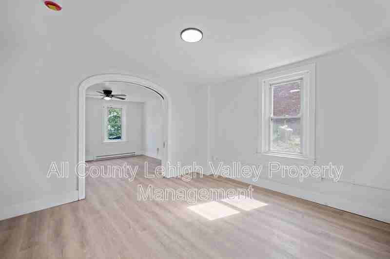 122 E Goepp St #1 - Photo 4 of 10