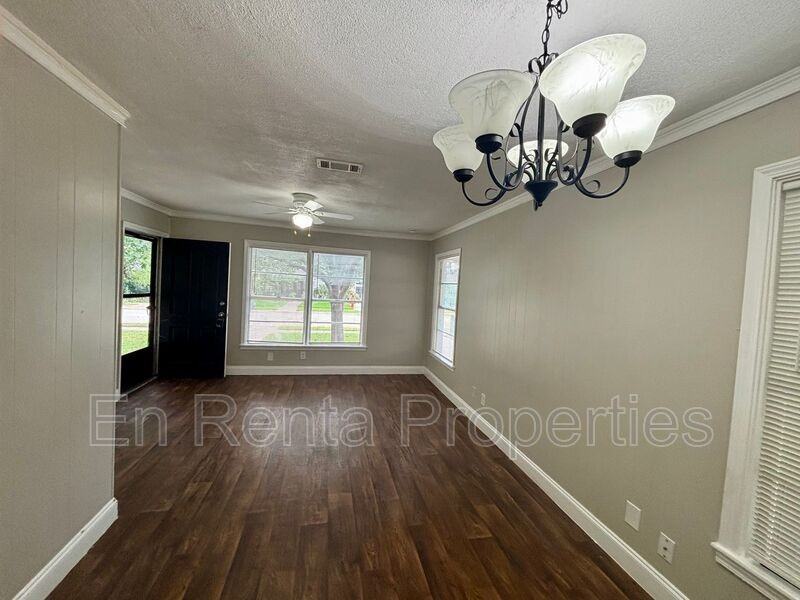 3009 Honeysuckle Ave - Photo 4 of 8