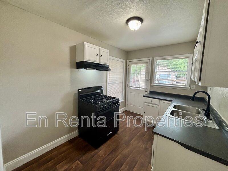 3009 Honeysuckle Ave - Photo 5 of 8